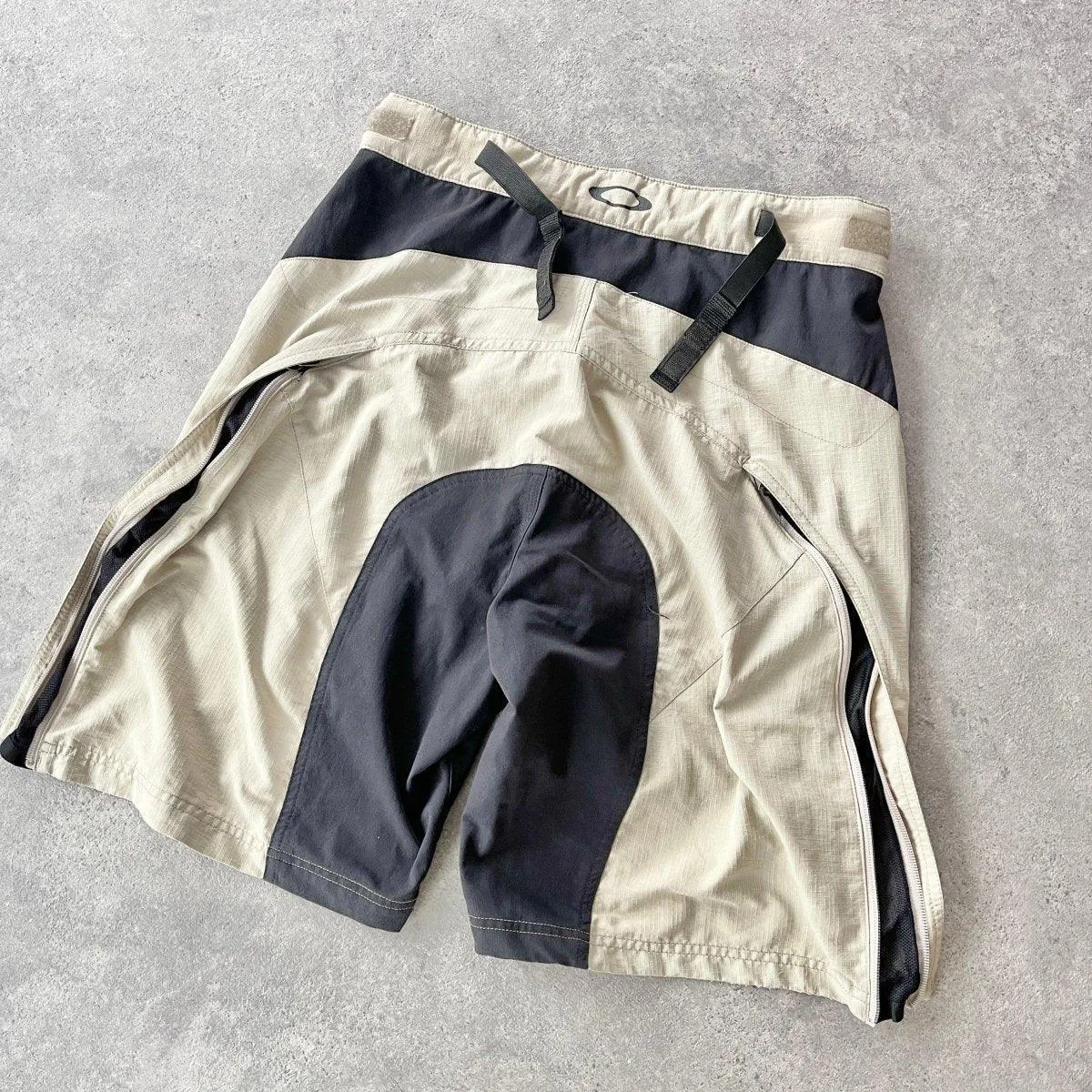 Oakley 2008 technical two tone combat shorts (M)